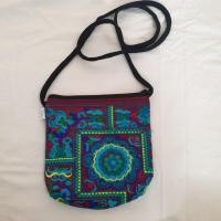 ราคา กระเป๋าใส่โทรศัพท์มือถือใส่เหรียญใส่ขอใช้ส่วนตัวเก็บเทำจากผ้าปักม้ง สีสันสวยงามกระเป๋าสะพายเหมาะสมทุกวัยทุกโอกาสสไตส์ชาวเขา (5003778501)