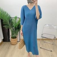 ราคา ชุดเดรสพื้นอัดพลีทชุดเดรสคอวีสลิมมิ่งขนาดพิเศษสไตล์เกาหลี Ys23090 (19198568849)