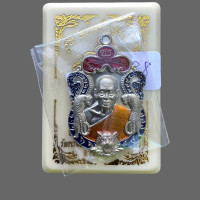 ราคา เหรียญเสมา รุ่นพยัคฆ์แสนล้าน หลวงพ่อพัฒน์ วัดห้วยด้วน เนื้ออาปาก้าลงยา3สี รายการที่7 เลข 3077 พร้อมกล่องเดิม 188 (8570322385)