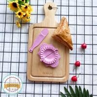 ราคา พิมพ์ขนมกะหรี่ปั๊บ พิมพ์กดกระหรี่ปั๊บดพลาสติก มาพร้อมไม้พายปาดไส้ curry puff pie พิมพ์ทำขนมกระหรี่ปั๊บ ใช้สำหรับขึ้นรูปกระหรี่ปั๊บ (7621805971)