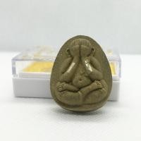 ราคา พระแท้ 100 พระปิดตาทรงประทาน รุ่น 100 ปี สมเด็จพระญาณสังวร สมเด็จพระสังฆราช เนื้อผงพุทธคุณ ฝังตะกรุด 2 ดอกที่แขน วัดบวรนิเวศวิหาร ปี 2556 (6724748705)