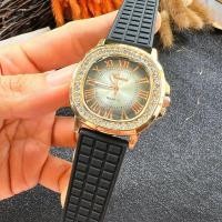 ราคา นาฬิกาข้อมือแฟชั่นผู้หญิงสายยางเรซิ่นหน้าปัดล้อมเพชรขอบพิ้งโกลด์เลขโรมันแบรนด์แท้เจนีวาถ่ายรูปจากงานตัวจริงของมีพร้อมส่งกันน้ำได้ 70 มีกล่องโบว์แถมให้ฟรีและทุกออเดอร์มีของแถมให้ค่ะสวยๆในราคาหลักร้อย (
