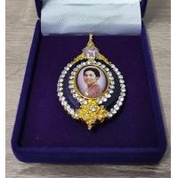 ราคา เข็มที่ระลึก เข็มกลัด ล็อกเก็ต ล้อมเพชร สมเด็จพระเทพ ฯ พร้อมกล่อง (19464480463)