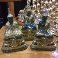 ราคา 3องค์ 3องค์พระแก้วมรกต3ฤดู พระแก้วมรกต3ฤดูหน้าตัก2นิ้ว พระแก้วมรกต พระแก้วมรกตฤดูร้อน พระแก้วมรกตฤดูฝน พระแก้วมรดตฤดูหนาว ทำจากงานแกะเลเซอร์ปิดทองเคย์ เนื้อเรซิ่นสีเขียวขนมเปียกปูน รูปทรงสง่างาม ปราณี