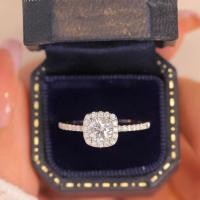 ราคา แหวนเพชรโมอิสเทียม1กะรัตกระเป๋าสี่เหลี่ยมทรงกลมเงินคลาสสิกของขวัญแหวนหมั้น แต่งงานเพชร925ชิ้น (20294625811)