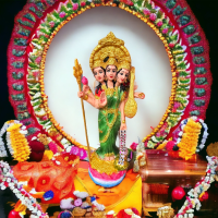 ราคา พระตรีศักติ หรือ ตรีเทวี พระแม่เจ้ามหารานี พระแม่สุรัสวดี พระแม่อุมาเทวี พระแม่ลักษมี งานเรซิ่นพรีเมี่ยม งานลิขสิทธิ์ สูง 10 นิ้ว (20525959675)