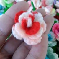 ราคา ดอกกุหลาบจิ๋วสีเหลือบแบบติดใบ ดอกกุหลาบไหมพรม ขนาด 3 5 ซม (18704149520)