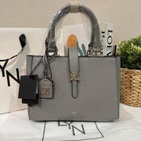 ราคา LYN ของแท้ หลุดQC Outlet กระเป๋าสะพาย lyn กระเป๋าถือ สะพาย lyn แถมที่ห้อยกุญแจ (19096048543)
