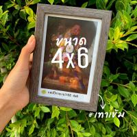 ราคา กรอบรูปขนาด 4x6นิ้ว กรอบรูปตั้งโต๊ะ กรอบรูปแขวนผนัง กรอบรูปเป็นกระจก กรอบรูปรับปริญญา กรอบรูปตกแต่งบ้าน ตั้งได้ทั้งแนวตั้งและแนวนอน (1764690599)