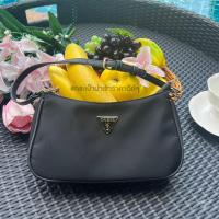 ราคา กระเป๋า กระเป๋าสตางค์ กระเป๋าผู้หญิง กระเป๋าแฟชั่น2023 กระเป๋าแบบคล้องไหล่ ขนาด8นิ้ว น่ารักๆ ถือ guess เข้ากับทุกชุด (15011475119)