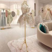 ราคา HOT หุ่นโชว์เสื้อผ้าเหล็กดัดสีทอง สไตล์ยุโรปเหล็กรูปแบบยืน ผู้หญิง Prop ชุดแต่งงานถ่ายภาพเสื้อผ้าชั้นวาง ไม้แขวนเสื้อผู้หญิงแบบเต็มต ขาตั้งจอแสดงผล (18672978932)