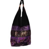 ราคา กระเป๋าผ้าปักลายเลื่อมสะพายข้าง ปิด เปิดด้วยกระดุมไม้กะลา (13909145187)