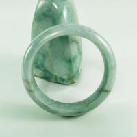 ราคา กำไลข้อมือหยกแท้สีขาวอมเขียว ทรงท้องปลิง เนื้อลำไย ลายเนื้อเกิดขึ้นเองตามธรรมชาติ วงใน 58 มม หยกแท้ 100 (15472280409)