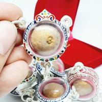 ราคา ลูกอมพรายกุมารหลวงปู่ทิม วัดละหารไร่ ตอกโค๊ต เลี่ยมกรอบเงินลงยาอย่างดี เลี่ยมสามห่วง บริการเก็บเงินปลายทาง สำหรับคุณ (16253751658)