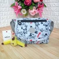 ราคา กระเป๋าสะพาย ทรงสวย KIPLING SABIAN MINI CROSSBODY BAG วัสดุ Nylon Polyester 100 ขนาดกำลังน่ารัก เปิดปิดด้วยฝาปิดกระดุมแม่เหล็กและซิปแบรนด์ (702028923)