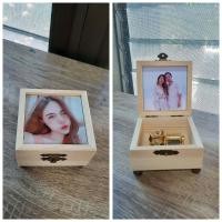 ราคา กล่องดนตรีไขลาน SANKYO ในกล่องไม้สีเบจ พร้อมปริ้นรูปใส่ให้ 2 ด้าน ส่งรูปมาทางข้อความ (18804401763)