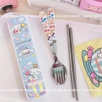 ราคา 3ชิ้น เซ็ตการ์ตูนSanrioภาชนะสแตนเลสบนโต๊ะอาหารสไตล์Insแบบพกพาบนโต๊ะอาหารKuromiช้อนชุดตะเกียบบนโต๊ะอาหารกล่องสีน่ารักนักเรียนSanrio Kuromiช้อนส้อม2ชิ้นชุด (20657338922)