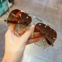 ราคา Chrome Hearts แว่นตากันแดดแบบโปรเกรสซีฟของผู้ชายแฟชั่นกรอบขนาดใหญ่ของผู้หญิงแว่นตาสำหรับขับรถชาสีฟ้าป้องกันรังสียูวี (18200123178)