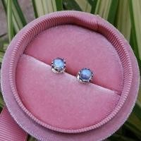 ราคา Rainbow Moonstone Earring ต่างหูมูนสโตนสีรุ้ง แบบติดหู ขนาด 5 มม ตัวเรือนเงินแท้ 925 (19758765839)