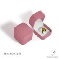 ราคา กล่องกำมะหยี่สีโอรส ขาว กล่องแหวน กล่องแหวนคู่ กล่องใส่เครื่องประดับกำมะหยี่ พกพาได้ กล่องแหวนแต่งงาน ทรงสี่เหลี่ยม (20334842877)