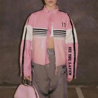 ราคา เสื้อโค้ทหนังสีตัดกันสำหรับผู้หญิงสีชมพูบาร์บี้เสื้อโค้ทหนังผู้หญิงพิมพ์ลายดิจิตอลทรงหลวมมีซิปคอตั้งแจ็คเก็ตสั้น (20384486685)