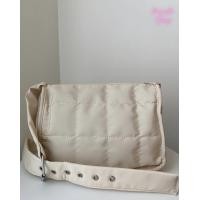 ราคา พร้อมส่งในไทย กระเป๋ากระเป๋าผ้าไนลอนบุนวม Moneta Fluffy Crossbody Bag นุ่มนิ่ม กระเป๋าแบบสะพายสุดฮิต กระเป๋าสะพายพาดข้างลำตัว กระเป๋าสะพายข้างผู้หญิง ผ้าหนา ทนทาน จุของได้เยอะ By Moneta (18503007409)