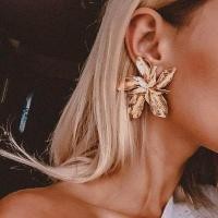 ราคา ต่างหูสำหรับผู้หญิงต่างหูสตั๊ดผู้หญิงต่างหูดอกไม้โลหะแนววินเทจขนาดใหญ่สำหรับผู้หญิงสีทองเงินรูปทรงเรขาคณิตต่างหูเครื่องประดับ Broncos แฟชั่น (19763770844)
