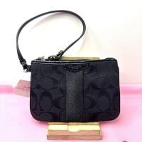 ราคา กระเป๋าคล้องมือ COACH แท้ ผ้าลาย Coach Signature มีสายคล้องมือหนังแก้ว ขนาดเล็ก สายหนังแก้วแข็งขึ้น ลดราคาล้าง stock Coach 52281 Signature Stripe Small Wristlet Black Clearance (21291970326)