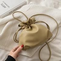 ราคา พร้อมส่ง กระเป๋าสะพายข้าง กระเป๋าหนัง สไตล์เกาหลี มี 3 สีให้เลือก ขาวครีม เบจ ดำ (19428346076)