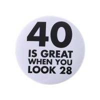 ราคา หมุดกระดุมตัวเลขตลกข้อความการ์ตูนเข็มกลัดคำคมเครื่องประกับแบบใหม่เข็มกลัดติดป้ายสำหรับเพื่อน (19192659231)