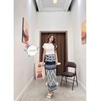 ราคา S 8XL พร้อมส่ง ชุดไทยสาวอวบ ชุดเซตสาวอวบ เสื้อผ้าคนอ้วน set 2 ชิ้น ลิสา ลิสา ชุดไปทำบุญพร้อมส่งค่า เสื้อคอกลมสีขาว แต่งกระดุมหน้ามีซิบหลัง แมทช์กับผ้าถุงสำเร็จ ผ้าพิมพ์ลายมีซิบหลัง สวมใส่สะดวก (199656