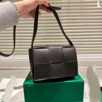 ราคา BOTTEGA VENETA ใหม่กระเป๋าหมอนหนังทอผู้หญิงแฟชั่นคลาสสิกกระเป๋าสี่เหลี่ยมทอกระเป๋าสะพายใบเล็ก (21030701633)