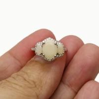 ราคา แหวน เงินแท้ 92 5 งานส่งออก ฝังพลอยโอปอล์เอธิโอเปียแท้ เจียเหลี่ยมรูปไข่ เนื้อน้ำนม ขนาด 7 9 มิล 1 เม็ด 3 5 มิล 2 เม็ด และฝังล้อมด้วย เพชรสวิส cz เกรด 5A หน้าแหวนกว้าง 1 15 ซม หนัก 3 2 กรัม ดีไซน์สวย 