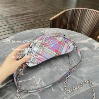 ราคา Vivienne Westwood กระเป๋าสะพายข้างขนาดเล็กกระเป๋าถือดีไซเนอร์ดาวเสาร์บาแกตต์2023 Zhang Kaiyi พร้อมแพคเกจลายสก็อตอลาร์หลังผู้หญิงแปซิฟิกตะวันตก (20273363545)