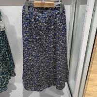 ราคา UNIQLO ชุดห้องลองเสื้อห้องลองเสื้อสตรีสำหรับฤดูร้อน2023พิมพ์กระโปรงยาวปานกลางร่อง กระโปรง 448504 (20333636124)