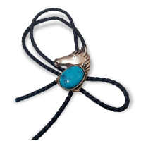 ราคา Bolo Tie โบโลไทด์ หรือ สร้อยคาวบอย Cowboy สวย โดดเด่น ไม่ซ้ำใคร และสะดุดตา จี้ ทำมาจาก โลหะ มีเทอร์คอยส์ ประดับอย่างเด่นชัด (15254500372)