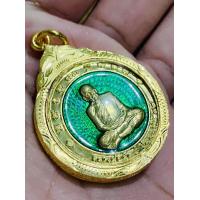 ราคา เหรียญจิ๊กโก๋พิมพ์เล็ก เนื้อทองฝาบาตร ลงยา ๘๔๐ พร้อมกรอบทองสูตร หลวงพ่อพัฒน์ วัดห้วยด้วน จังหวัดนครสวรรค์ (21201090540)