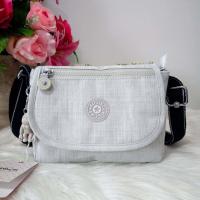 ราคา กระเป๋าสะพาย ทรงสวย KIPLING SABIAN MINI CROSSBODY BAG วัสดุ Nylon Polyester 100 ขนาดกำลังน่ารัก เปิดปิดด้วยฝาปิดกระดุมแม่เหล็กและซิปแบรนด์ (4906888614)