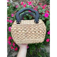 ราคา กระเป๋าสานผักตบชวา ทรงคุณนาย ลายเส้นเปียสลับ ห่วงจับทำจากหวาย ของขวัญวันขึ้นปีใหม่ ของฝากผู้ใหญ่ (17135085893)