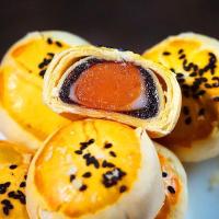 ราคา ขนมเปี๊ยะไส้แน่นแป้งนุ่ม ขนมอร่อยดั้งเดิม ขนมเปี๊ยะไส้ไข่เค็มถั่วแดงไข่เค็มเต็มฟอง ไส้แน่น แป้งนุ่ม อร่อย พอดีคำ อร่อยมาก ขนมเปี๊ยะไข่เค็มถั่วแดง ลูกใหญ่ หวานพอดี นุ่มนวล แป้งไม่แข็งไส้เนียนละมุนลิ้นข