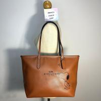 ราคา Coach แท้ กระเป๋าถือทรง Tote มีตำหนิ ลดราคาล้าง Stock COACH 37273 COACH X PEANUTS CITY ZIP TOTE IN CALF LEATHER SNOOPY LIMITED EDITION Saddle CLEARANCE (20994888073)