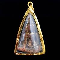 ราคา จี้พระ พระเครื่อง พระนางพญาพิมพ์ใหญ่ เนื้อผงพุทธคุณเก่า กรุวัดนางพญา จ พิษณุโลก เลี่ยมกรอบทอง ขนาด 3 0 5 0ซม (20662329768)