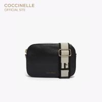 ราคา COCCINELLE กระเป๋าสะพายผู้หญิง รุ่น TEBE MINI CROSSBODY POCHETTE 55I101 สี NOIR (21017663858)