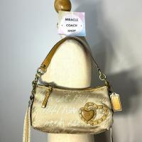 ราคา กระเป๋า COACH แท้ ผ้าลาย Signature Script มีสายยาว มีตำหนิที่สายหนัง ลดราคาขาดทุน Clearance COACH 17462 Signature Script Lurex Shoulder Bag Gold Clearance (21199758009)