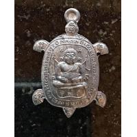 ราคา เต่าอาคม เหรียญเต่า ตะพาบอาคม รุ่นแรก เนื้อตะกั่ว หลวงพ่อคล้าย วัดถ้ำเขาตะพาบ จ อุทัยธานี 2552 ท่านเสกในถ้ำ มีลูกศิษย์เห็นว่าเหรียญเต่า ของท่านเดินเต็มถ้ำไต่ไปจรดเพดานถ้ำที่สูงเป็นสิบๆเมตร (2098079598