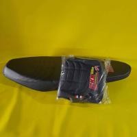 ราคา หนังหุ้มเบาะนูโวMXลายอาร์ตสีดำด้านข้างมี3สีให้เลือก ดำ แดง นำ้เงินสำหรับเบาะปาดทรงกลางและบาง (19837205172)