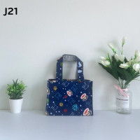 ราคา กระเป๋าผ้าเคลือบกันน้ำ รุ่น J ใช้ถือ ไปพักเที่ยง ใส่มือถือ กระเป๋าเงินใบสั้น ลายน่ารัก ใบเล็กกะทัดรัด (21036861077)