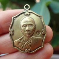 ราคา ลดทั้งร้าน เหรียญหลวงพ่อเพี้ยน วัดเกริ่นกฐิน จ ลพบุรี รุ่นแรก แปดเหลี่ยม จานยันต์ เนื้อทองเหลือง (19393557706)