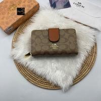 ราคา กระเป๋า สตางค์ผู้หญิง ใบกลาง coach สินค้าพร้อมส่ง พร้อมกล่อง ถุงผ้า งานเกรดพี่เมียม ขนาด6 5นิ้ว (18320397623)