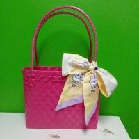 ราคา กระเป๋าสานพลาสติก ตะกร้าสานเส้นพลาสติกฟรุ้งฟริ้ง ผ้าผูก กระเป๋าแฮนแมดราคาส่ง (19677244315)